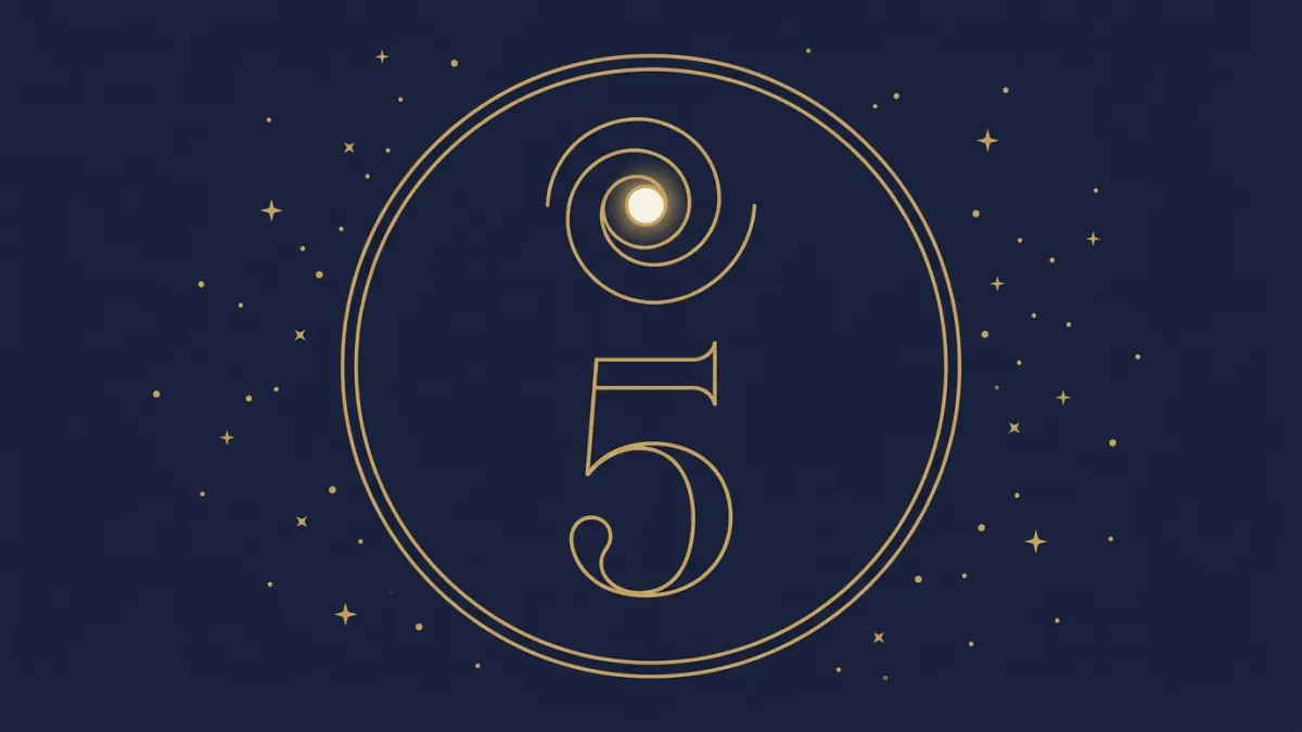 Numerologiczna 5: cyfra 5 w złotej ramie pod małą złotą spiralą