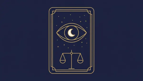 Czy tarot mówi prawdę: złota karta z okiem-księżycem i wagą w równowadze poniżej